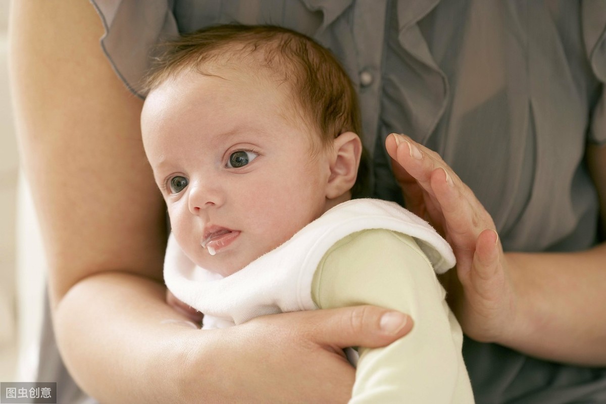 年近八旬大爷用贴纸把身份证改小10岁，被查后请求：别告诉“翠花”