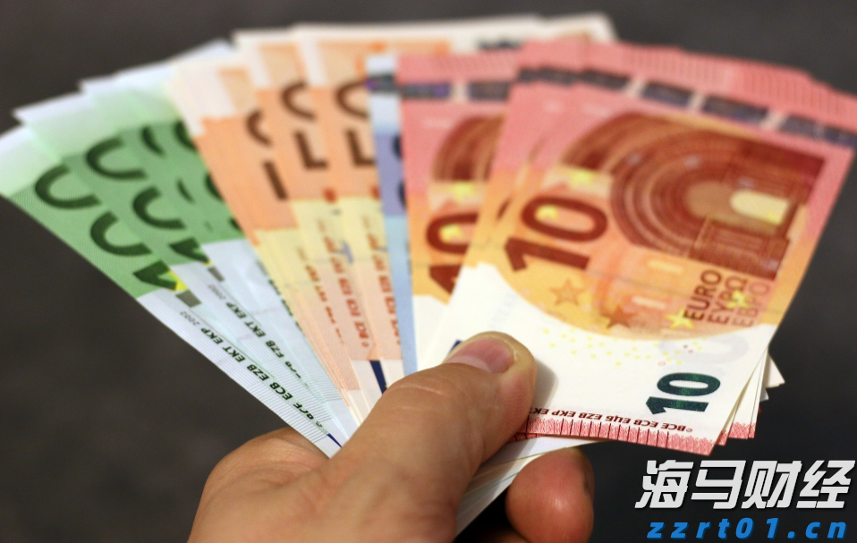 市政务服务中心推出便民措施提升企业办事效率